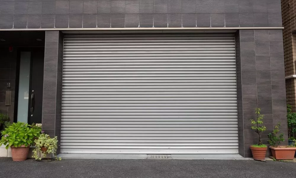 Rolling garage door