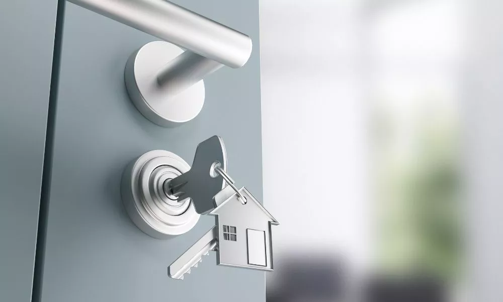 Entrance door with lock, unlocking key and house-shaped key ring